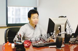 重慶一老總每天早上游泳橫渡嘉陵江到公司上班