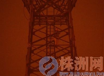 男子因和女友吵架爬上40多米高電塔欲輕生(圖)