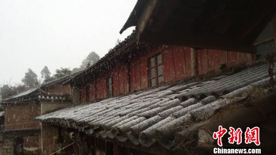 昆明迎來(lái)今年首場(chǎng)大范圍降雪 引起網(wǎng)友狂歡(圖)