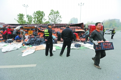 翻車現(xiàn)場市民幫忙撿拾臍橙 貨車司機感嘆：擔心哄搶真是多慮了