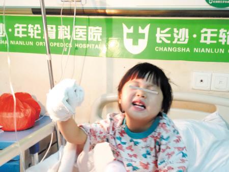 4歲女童乘扶手電梯不慎摔倒 被軋斷手指(圖)