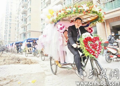 武漢城管隊員用18輛人力三輪車迎親 浪漫環(huán)保獲贊(圖)