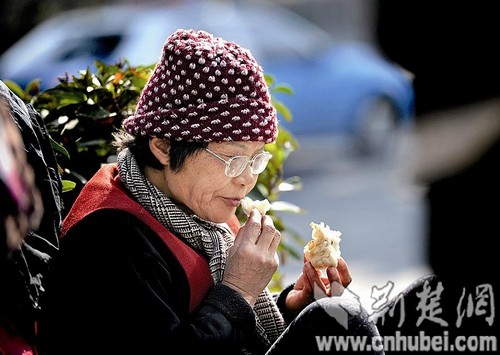 為還清十萬元債務(wù) 武漢65歲太婆每天步行送快遞 圖