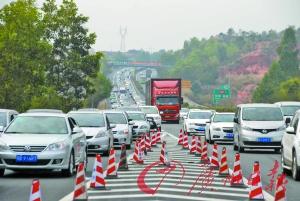 25日粵多條高速擁堵 女車主后悔沒買成人尿片