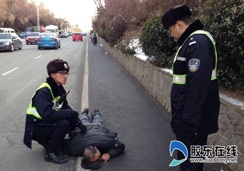 老人暈倒路邊獲巡警救助 醒后立馬問