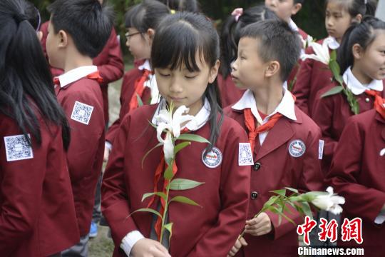 成都少年清明為月熊掃墓