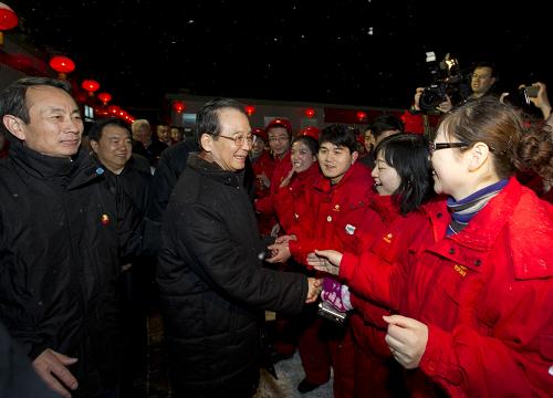 溫家寶赴長慶油田看望石油工人