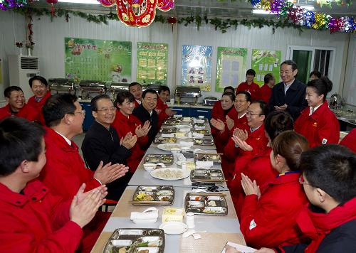 溫家寶赴長慶油田看望石油工人