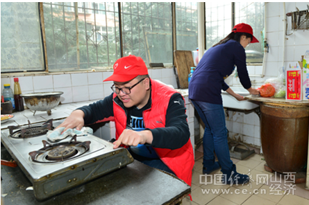 山西晉煤集團宏圣公司“學雷鋒”情暖社區(qū)老人