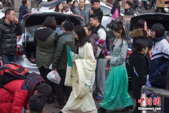 山西學(xué)生穿漢服情人節(jié)兜售玫瑰花