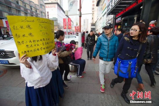 山西學(xué)生穿漢服情人節(jié)兜售玫瑰花