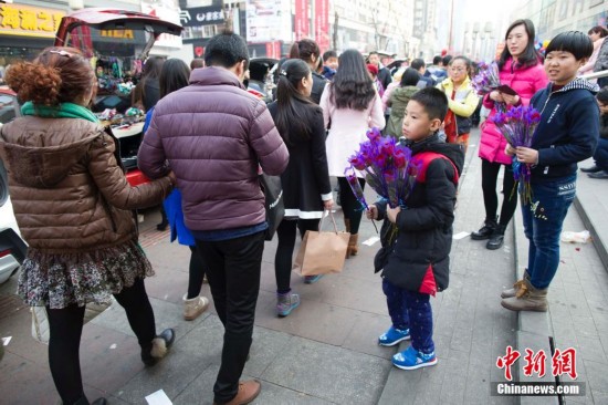 山西學(xué)生穿漢服情人節(jié)兜售玫瑰花