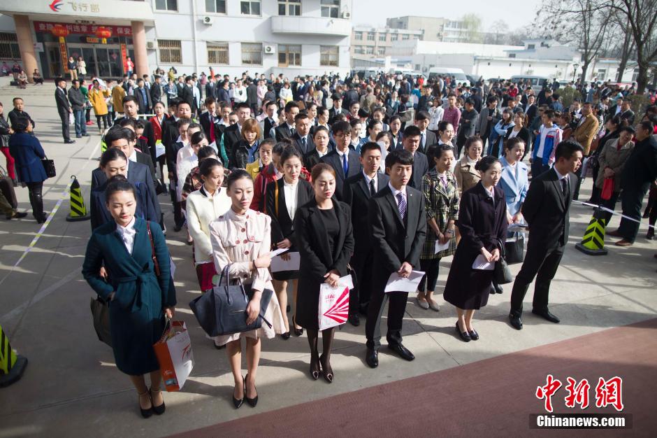 東航在山西招聘空乘 美女帥哥云集