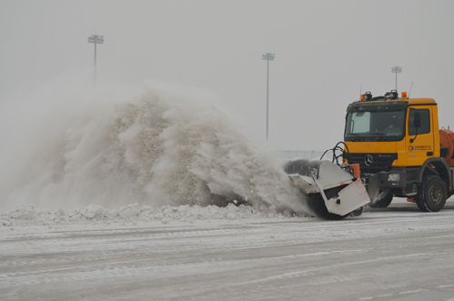 太原機場積極應(yīng)對12月13日降雪