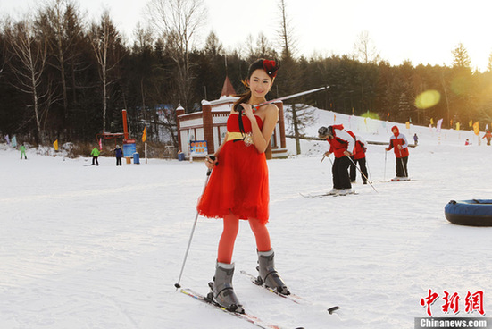 黑龍江滑雪場(chǎng)現(xiàn)風(fēng)雪紅裙