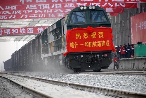 新疆喀什至和田鐵路建成通車