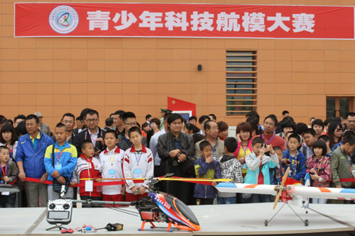 “創(chuàng)新 體驗 成長—中國夢 少年夢”——新疆維吾爾自治區(qū)青少年科技節(jié)開幕