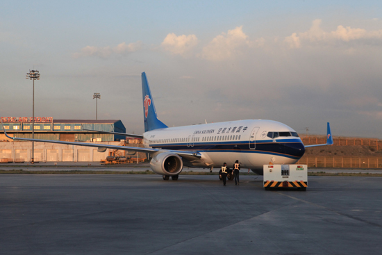 南航波音737-800客機(jī)首飛疆內(nèi)支線航班