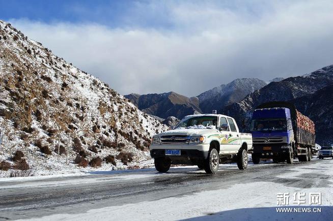 川藏公路西藏林芝境內(nèi)降雪 道路積雪嚴重