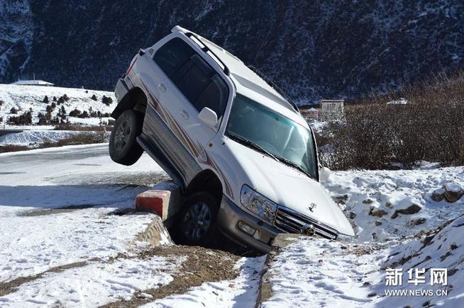 川藏公路西藏林芝境內(nèi)降雪 道路積雪嚴(yán)重