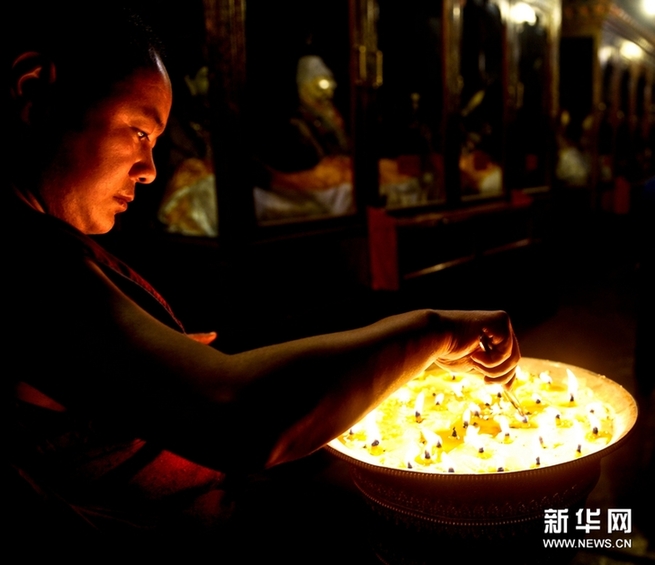 拉薩大昭寺僧人為雅安地震災(zāi)區(qū)祈福