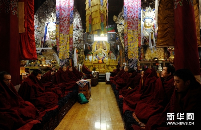 拉薩大昭寺僧人為雅安地震災(zāi)區(qū)祈福