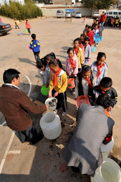 云南旱區(qū)小學(xué)校的“缺水生活”