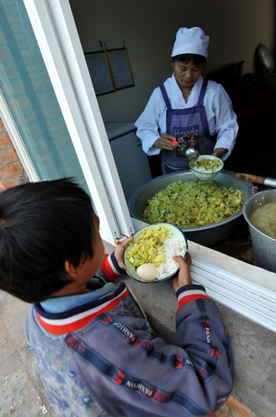 云南山區(qū)小學(xué)校的學(xué)生“營養(yǎng)餐”