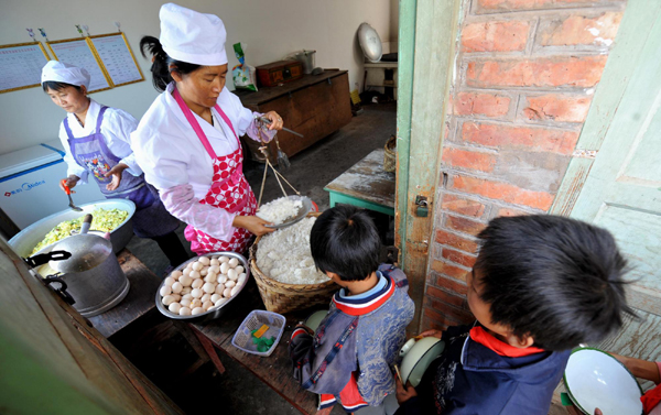 云南山區(qū)小學(xué)校的學(xué)生“營養(yǎng)餐”