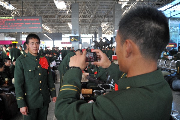 武警云南總隊(duì)數(shù)千名老兵昨起光榮退伍