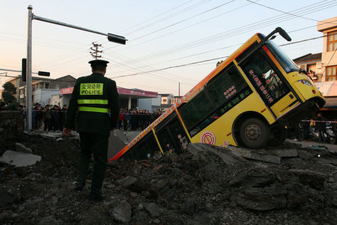 浙江瑞安道路爆炸 公交車被掀4米高后落坑中