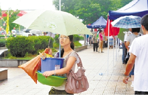 浙大寧波理工學(xué)院開學(xué) 新生報到半數(shù)有車送