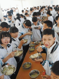 杭州一中學(xué)學(xué)生食堂千余孩子 每天站著吃午飯