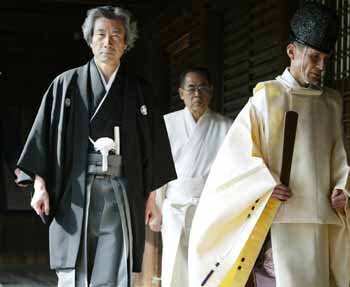 Koizumi visits shrine to war dead