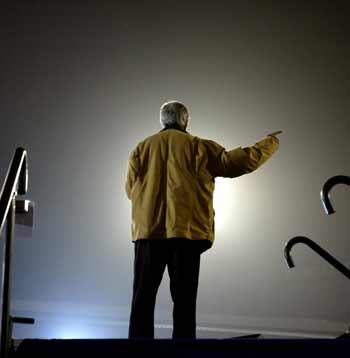 Democratic presidential nominee John Kerry speaks to supporters and voters at a campaign rally in Dayton, Ohio October 19, 2004. [Reuters]