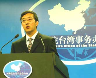 Li Weiyi, spokesman of the Taiwan Affairs Office, speaks at a press conference in Beijing December 15, 2004. He said Chen Shui-bian's push for independence would add tensions to the cross-Strait relations. [newsphoto] 