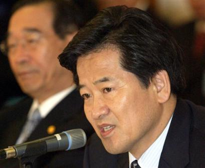 South Korean Unification Minister Chung Dong-young talks during a parliamentary session at the National Assembly in Seoul Monday, Feb. 14, 2005. Chung said North Korea hasn't yet conducted nuclear tests, as have countries such as India and Pakistan. At left is South Korean Defense Minister Yoon Kwang-ung. [AP]