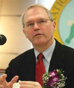 Christopher Hill, U.S. top negotiator and U.S. ambassador to South Korea, makes a speech during a Korea University's meeting in Seoul, Friday, Feb. 18, 2005. The United States and China unquestionably agree that North Korea must end its nuclear ambitions through six-nation disarmament talks, Washington's top negotiator on the issue said Friday. [AP]