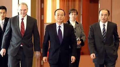 South Korean Deputy Foreign Minister Song Min-soon (C), Director-General of Japanese Foreign Ministry's Asia-Oceania bureau Kenichiro Sasae (R) and U.S. Ambassador to Seoul Christopher Hill arrive at a meeting in Seoul to discuss six-party talks on North Korea's nuclear program February 26. [Reuters/file]