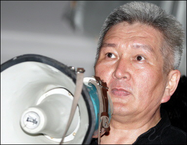 Kyrgyz opposition leader Felix Kulov addresses supporters in front of the presidential palace in Bishkek. Kyrgyz veteran leader Askar Akayev has resigned, the top opposition leader was quoted as saying by the RIA Novosti news agency.(AFP/Alexander Nemenov)