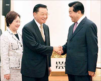 Jia Qinglin (right), Standing Committee member of the Political Bureau of the Communist Party of China Central Committee, meets Chiang Pin-kung, Kuomintang vice-chairman and leader of the 34-member delegation from Taiwan, yesterday at Beijing's Great Hall of the People. Jia, also chairman of the Chinese People's Political Consultative Conference National Committee, is the highest Beijing official to meet Chiang in the KMT's first official mainland visit in 56 years. 