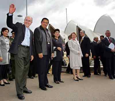 Indonesia's President Susilo Bambang Yudhoyono (2nd L) and his wife Ani Bambang Yudhoyono stand with Australia's Prime Minister John Howard (L) with his wife Janette (R) in front of the Sydney Opera House April 5, 2005. [Reuters]