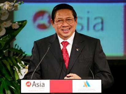 Indonesia's President Susilo Bambang Yudhoyono delivers the keynote address at a business breakfast in Sydney April 5, 2005. Indonesia vowed on Monday to promote Australia's often uneasy role in Asia by pushing for Canberra's inclusion in a new East Asia summit after it rushed to the aid of its tsunami and earthquake-devastated neighbour. Yudhoyono is currently visiting Australia for three days. REUTERS/Tim Wimborne 