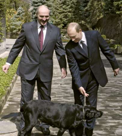 Russian President Vladimir Putin (R) and Belarussian President Alexander Lukashenko walk with Putin's dog Conny in the southern Russian city of Sochi, April 4, 2005. Vladimir Putin will visit the Palestinian territories during a visit to Israel planned for the end of the month, Foreign Minister Sergei Lavrov said. [Reuters]