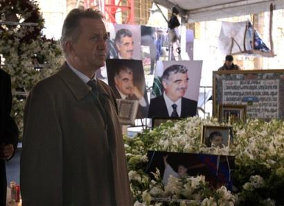 Special representative of the UN Secretary General Terje Roed-Larsen visits the grave of assasinated former Lebanese prime minister Rafik Hariri, in central Beirut, Monday, April 4, 2005. The United Nations envoy said that Syria's leaders had promised to pull out all of their military and intelligence forces from Lebanon by the end of the month, ahead of the nationwide elections scheduled for the end of May. (AP Photo/Darko Bandic)