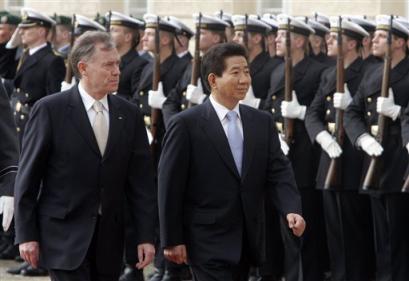 The President of South Korea Roh Moo-hyun, right, and German President Horst Koehler review the honour guard at Charlottenburg Palace in Berlin, Monday, April 11, 2005. Roh will meet German Chancellor Gerhard Schroeder later the day and tavel to Turkey on Thursday, April 14, 2005. (AP Photo/Markus Schreiber)