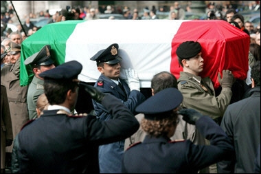 Italian militarymen carry the coffin of Italian secret service agent Nicola Calipari during a funeral ceremony in Rome, 07 March 2005. In a stern warning to Washington, Prime Minister Silvio Berlusconi vowed that Italy would 'never endorse' a report on the shooting by US soldiers of an Italian intelligence agent that is unconvincing.(AFP/File