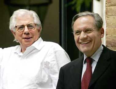 Carl Bernstein (L) and Bob Woodward, the Washington Post reporters who broke the Watergate scandal in the 1970's, stand outside Woodward's home in Washington, June 1, 2005. On May 31, the reporters confirmed that former FBI official W. Mark Felt was 'Deep Throat,' the anonymous Washington Post source who leaked Watergate scandal secrets to the Post and helped bring down President Richard Nixon. 