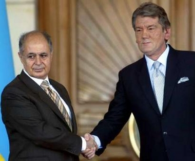 Turkish President Ahmet Necdet Sezer (L) and his Ukrainian counterpart Viktor Yushchenko (R) pose for the media after a welcoming ceremony in Ankara June 7, 2005. Yushchenko is on a three-day official visit to Turkey. REUTERS