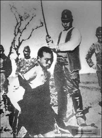 Imperial Army soldiers about to behead a Chinese man in Nanjing during their occuption of the city. Japan will spend more than 1.9 billion US dollars building a chemical weapons disposal center in China to process Japanese weapons left there after World War II(AFP/File